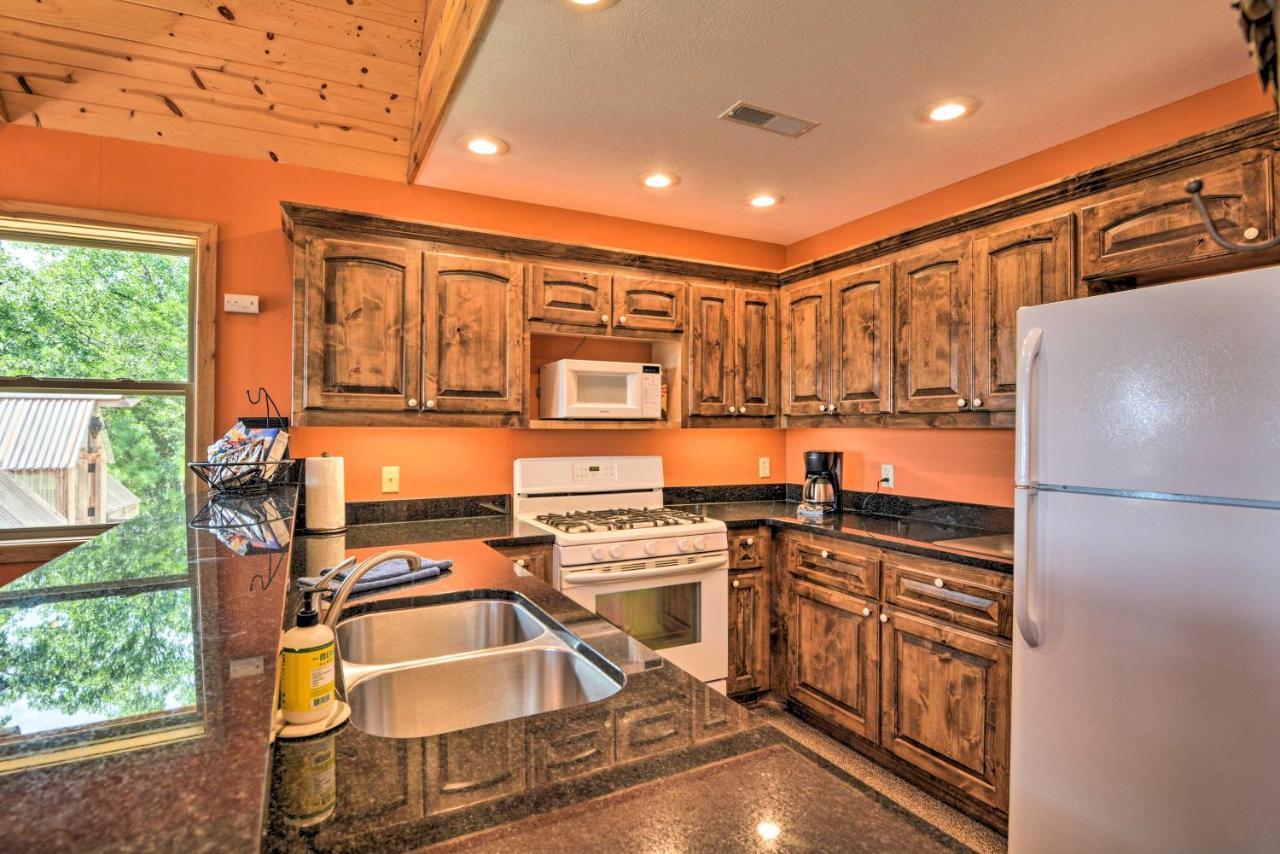 Spacious Log Cabin With Fire Pit And Game Room! Юрика-Спрінгс Екстер'єр фото