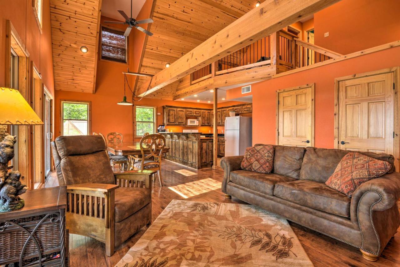 Spacious Log Cabin With Fire Pit And Game Room! Юрика-Спрінгс Екстер'єр фото