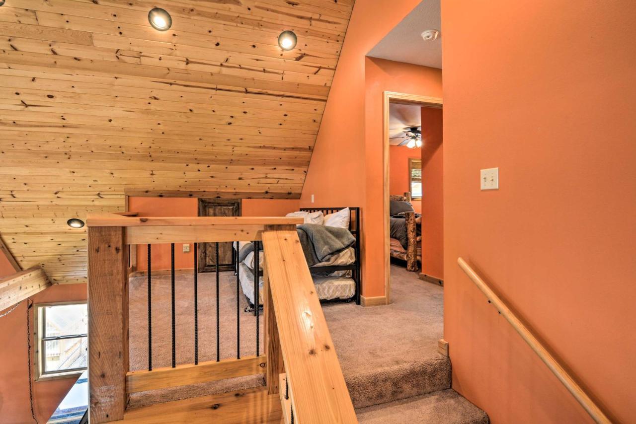 Spacious Log Cabin With Fire Pit And Game Room! Юрика-Спрінгс Екстер'єр фото